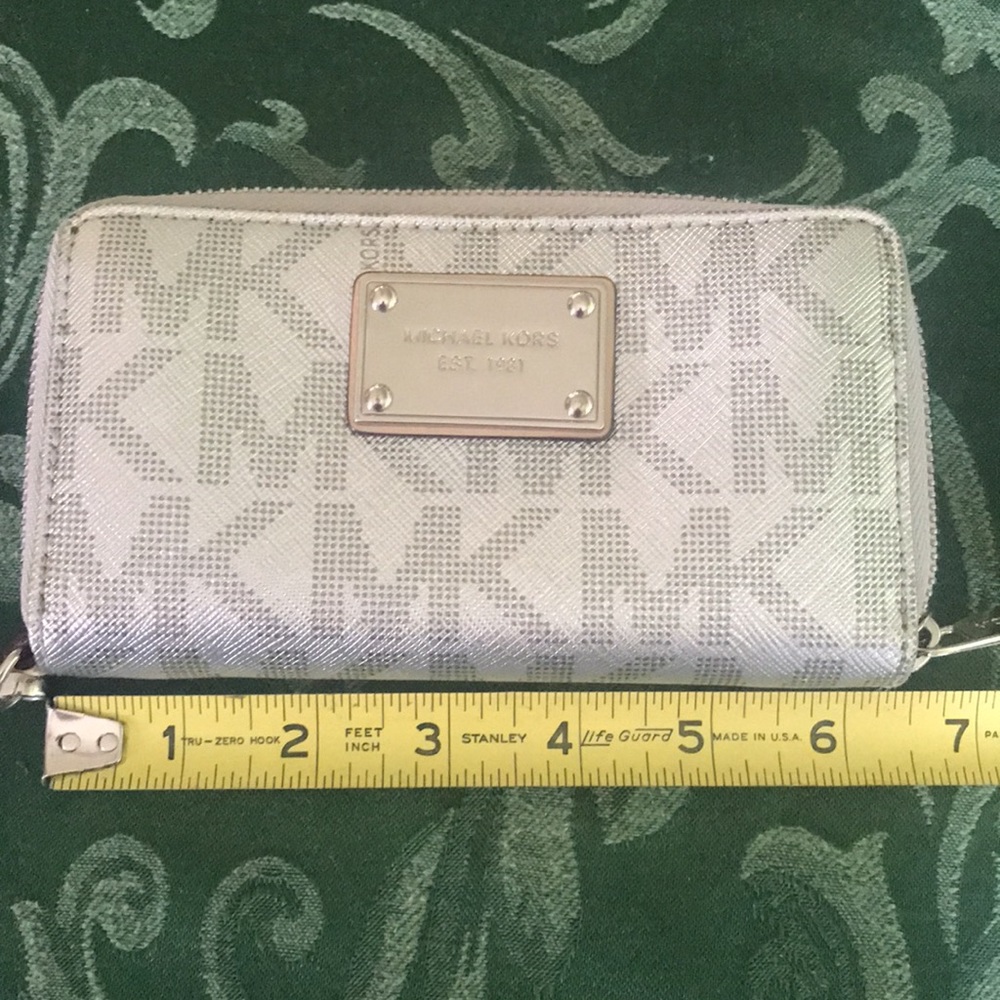 MICHAEL KORS METALLIC SILVER LEATHER WRISTLET WALLET Logo MK - Picture 8 of 9
